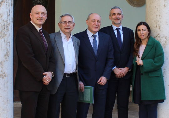 D’esquerra a dreta: Vicent González Romá; el vicerector Antonio Ariño; el director d’Institucions de CaixaBank, Fernando Corell; el gerent de la FGUV, Cristóbal Suria; i la directora de Banca Institucional CaixaBank, Rocío García Peinado.