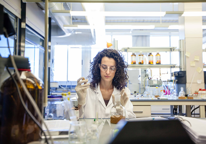 Estudiant al laboratori