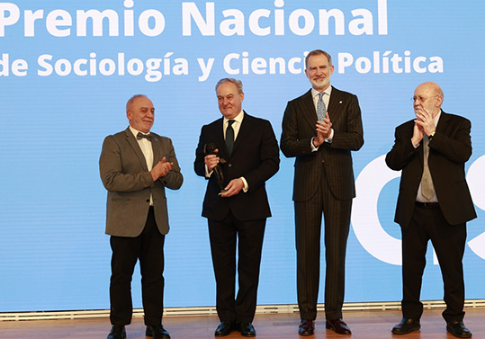 Pablo Oñate with the award alongside King Felipe VI; Tezanos, president of CIS; and Juan Cruz Cigudosa, secretary of State for Science, Innovation and Universities. Photo: Royal Household of Spain