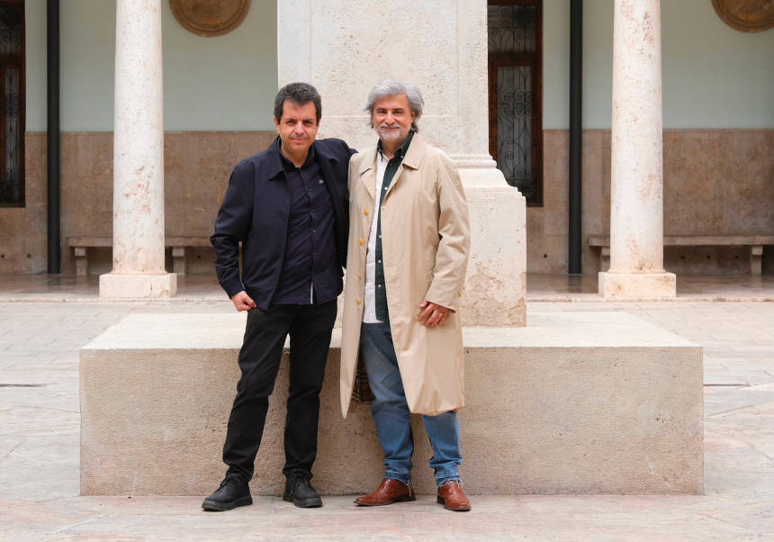 El director de l'Aula de Cinema UV, el professor Manuel de la Fuente (esquerra), i el periodista i escriptor Joan M. Oleaque, al claustre de La Nau.