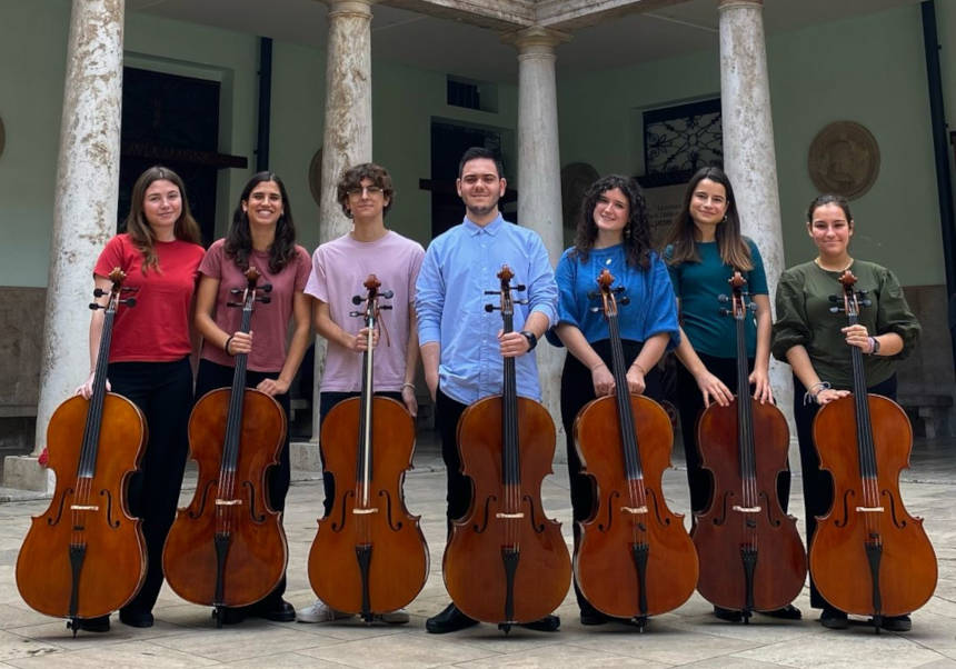 An ensemble of cellos from the Philharmonic Orchestra of the UV, at the cloister of La Nau.