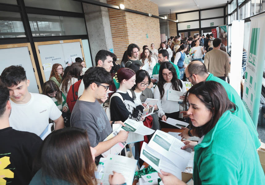 Estudiantes visitan el Foro de la Facultat de Fisioteràpia. FOTOS: Eduardo Alapont.